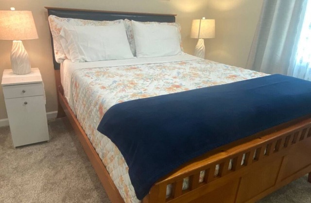 Charming 1 bedroom in New Castle with parking.