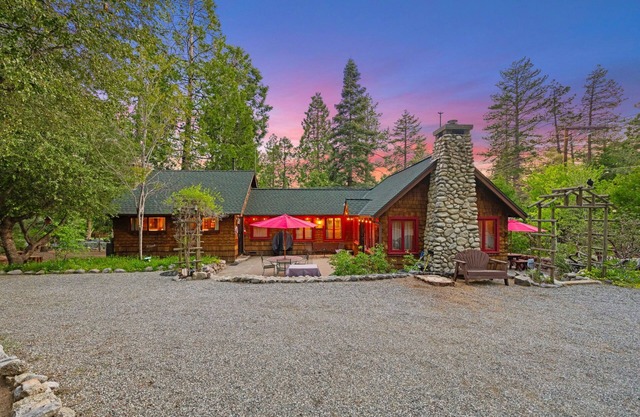 Charming 1937 Vintage Cottage 2 bedrooms/baths,(Sleeps 4) walk to town/creek