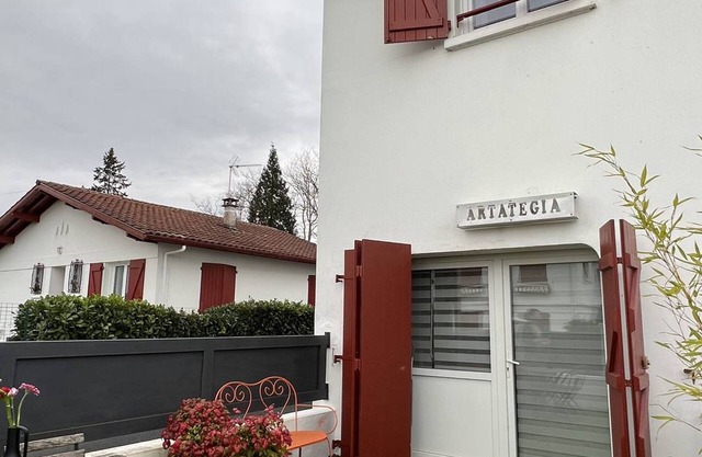 Charming 1BR Apt in Cambo-les-Bains with Terrace, Internet & Modern Kitchen