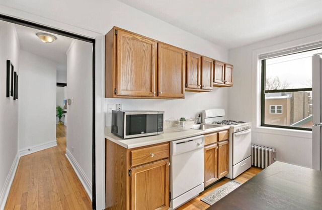 Charming 1BR Apt in North Center Near Shops