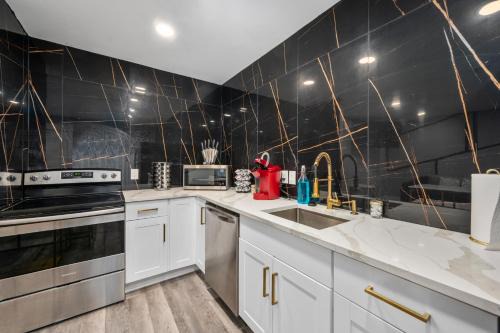 Charming 1BR Heights Apt with Pool and Free Park