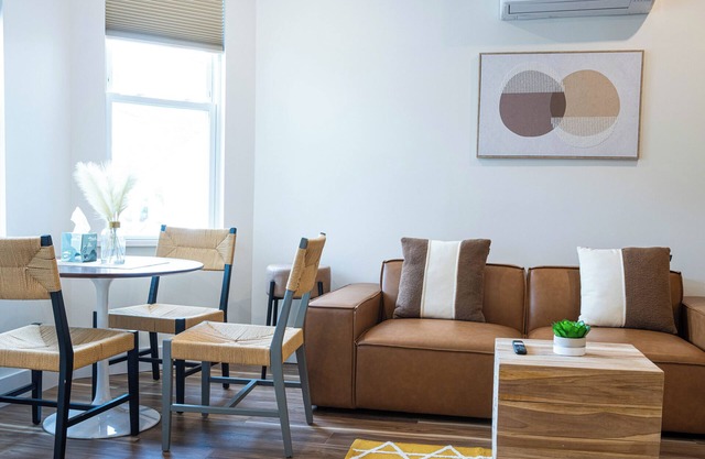 Charming 2-bedroom apartment in peaceful Lawrence Township with AC