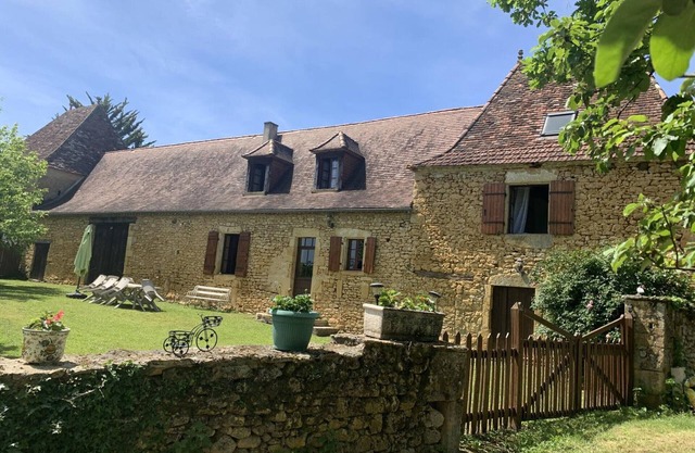 Charming 2-Bed Cottage with Private Pool, Garden, and Baby Amenities in Perigord Noir