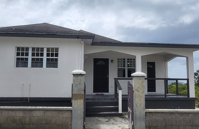 Charming 2-bedroom apartment in New Castle with WiFi, AC and full laundry