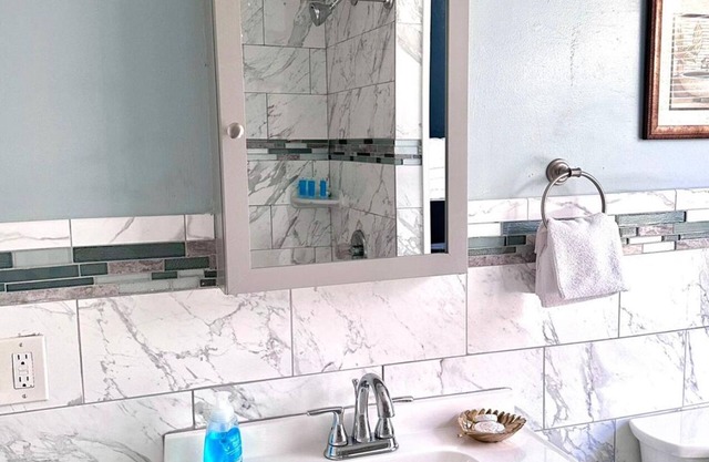 Charming 2-bedroom apartment with WiFi and AC in serene Providence