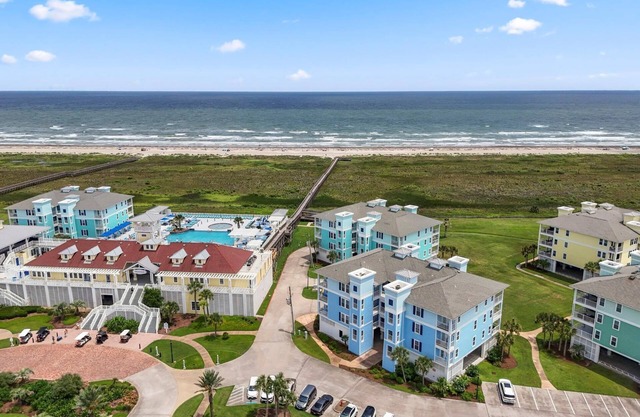 Charming 2-bedroom condo on the top floor with a spectacular view of Gulf Coast