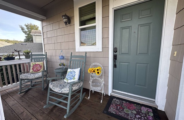Charming 2 bedroom house with WiFi and AC in Quaint Petaluma Wine Country