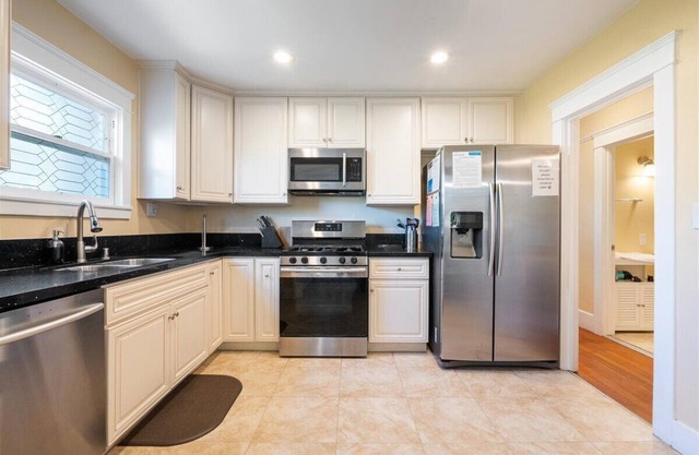 Charming 2-bedroom La Jolla Village cottage with AC