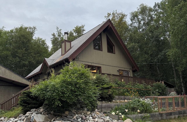 Charming 2-bedroom + loft cabin in Wasilla with Sauna