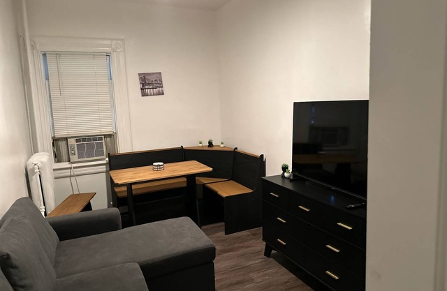 Charming 2-bedroom apartment with AC, WiFi in Jersey City