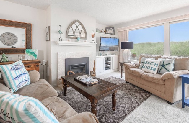 Charming 2-bedroom condo with WiFi on the tranquil Monterey Bay