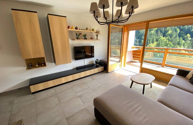 Charming 2BR Apartment with Sleeping Nook, South-Facing Balcony, Garage & Ski Locker