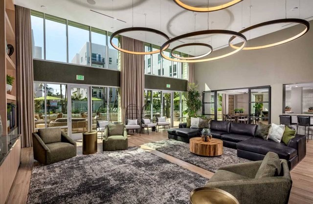 Charming 2BR Retreat Pool Gym 10min to Disneyland