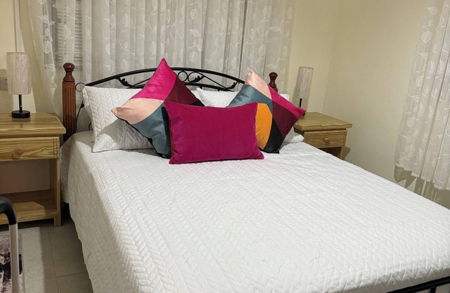 Charming 3-bedroom bungalow with WiFi, AC in delightful Roseau