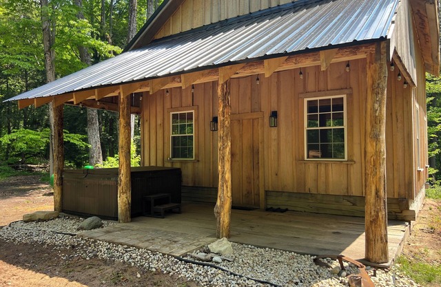 Charming 3-bedroom cabin with WiFi and AC in delightful Wetmore