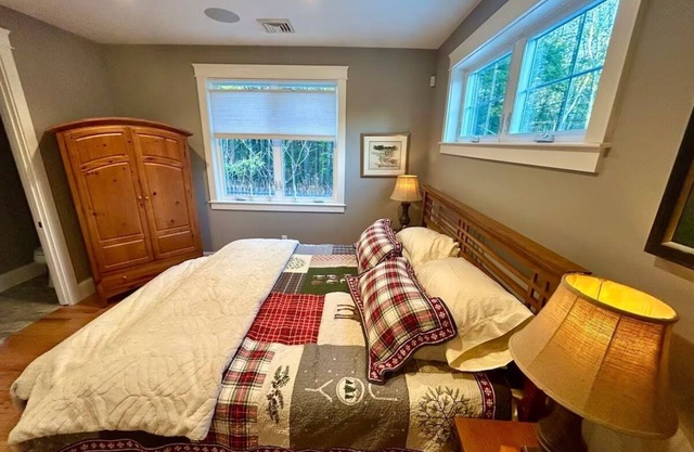 Charming 3-bedroom farmhouse 1 Mile From Ogunquit Downtown WiFi,AC-fitness room