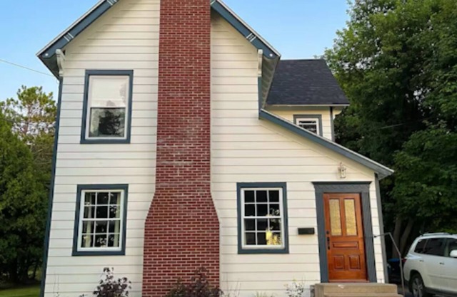 Charming 3-bedroom house in Gouverneur with private basketball court.