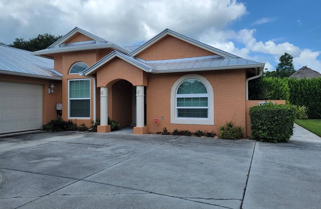 Charming 3-bedroom house with pool, outdoor kitchen and access to The Big O!