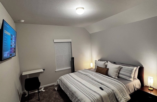 Charming 3-bedroom house with WiFi & AC in Cypress. Proximity to Grocery Stores.