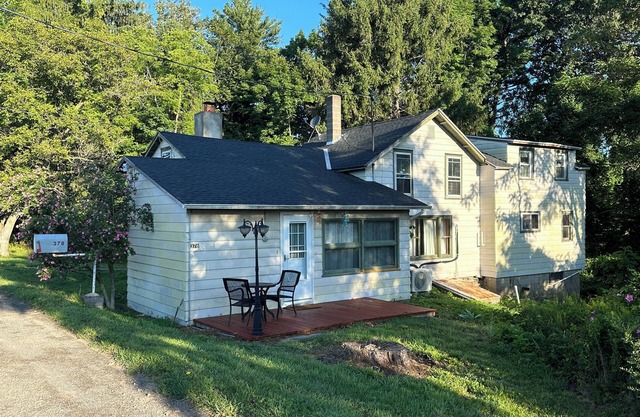 Charming 3-bedroom farmhouse in Rock Stream including vineyard and winery tour.