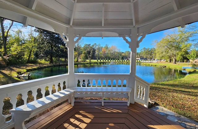 Charming 4-bedroom historic estate with beautiful pond views in Sanford