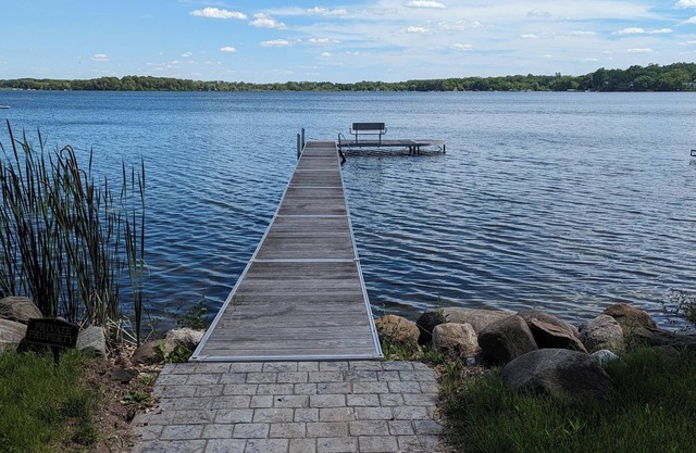 Charming 4-bedroom Lake house on Lake Ripley in Cambridge