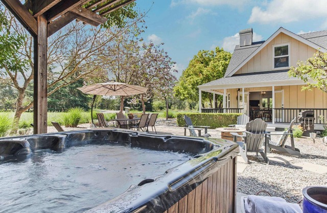 Charming 4BR Wine Country Getaway w/Spa & Firepit