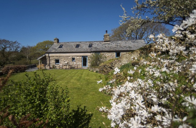 Charming 5* Split Level Three Bedroom Cottage with Large Gardens and Sea Views