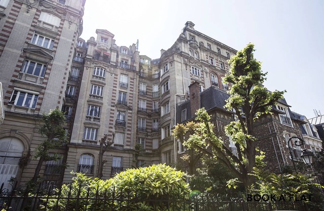 CHARMING APARTMENT 70 m2 located in a private avenue of the 16th arrondissement