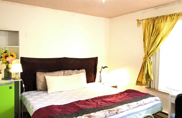 Charming bed & breakfast in delightful Renton King Size Bed Room with WiFi