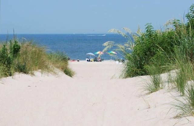 Charming Condo @ Wide, Sandy Chesapeake Bay Beach; Twin condo is vrbo #921880