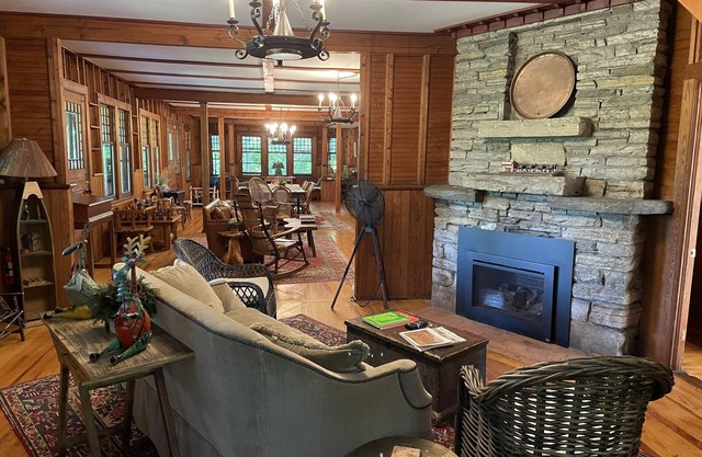 Charming & Convenient 6 Bedroom Mountainside Lodge
