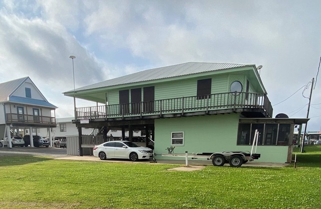 Charming fishing camp, 2-bedroom building with WiFi, AC in Cypremort Point.