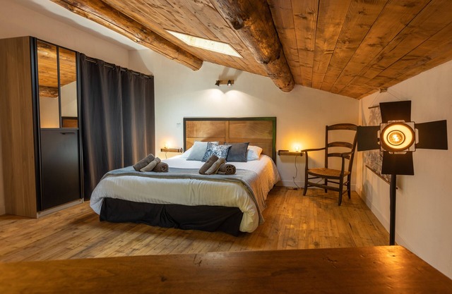 Charming gîte with pool and view