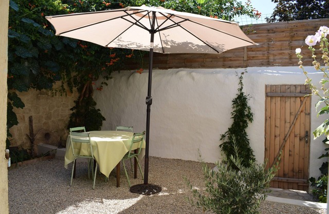 Charming independent village gite with garden (near Pezenas)