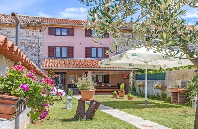 Charming inland holiday house in village Orihi