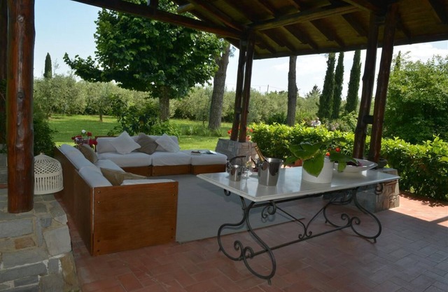 Charming villa with private pool and hot tub Jacuzzi at the gates of Chianti