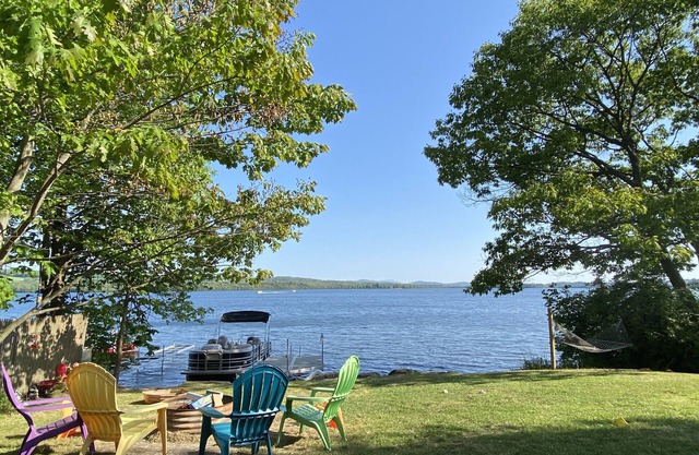 Charming Lakehouse private yard, boat dock/wifi.