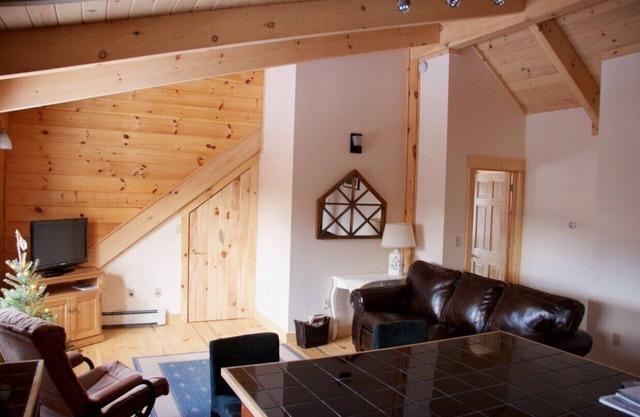 Charming Log Cabin Apartment in Woodstock Village