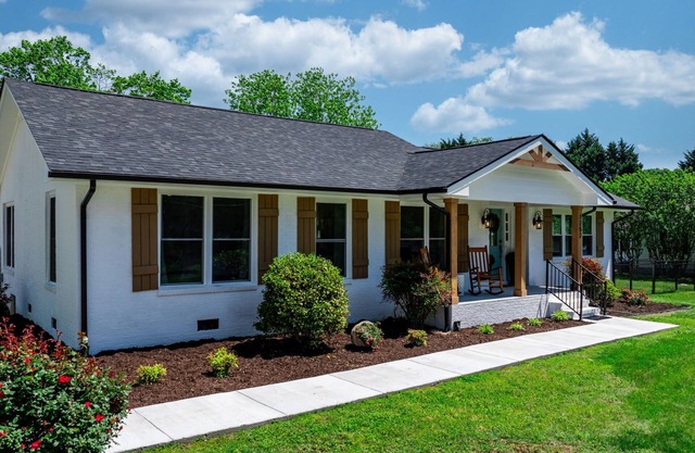 Charming Modern 3-bedroom Farmhouse near Hickory on 1-acre