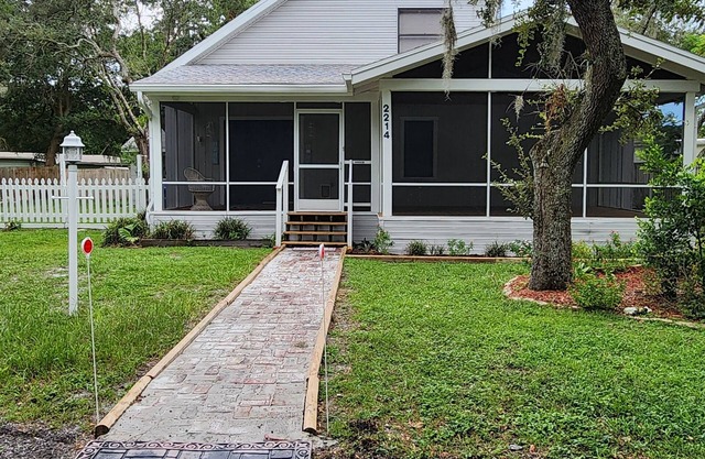 Charming Orchid House 1-bedroom townhome 2 Guest Max 25 Years Old