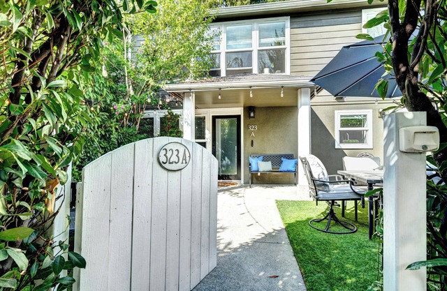 Charming retreat 2 blocks from Google, downtown Kirkland, fully fenced, office