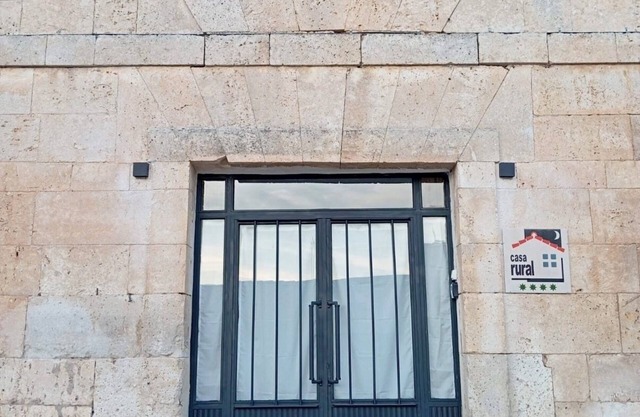 Charming rural house in a village declared of Cultural Interest.