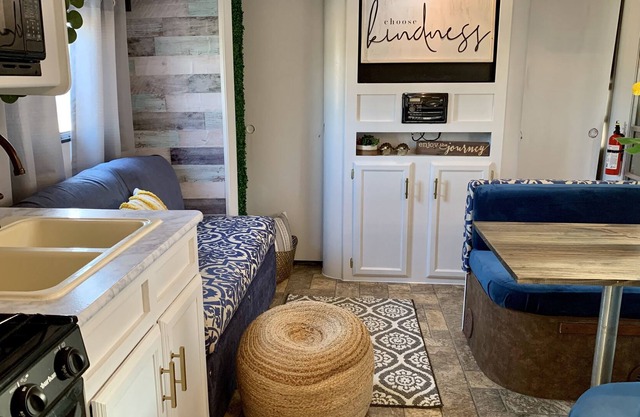 Charming rv! 3 min from outlet mall