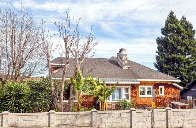 Charming Spacious Victorian Garden Oasis in the heart of Marin, Gate, Deck, BBQ