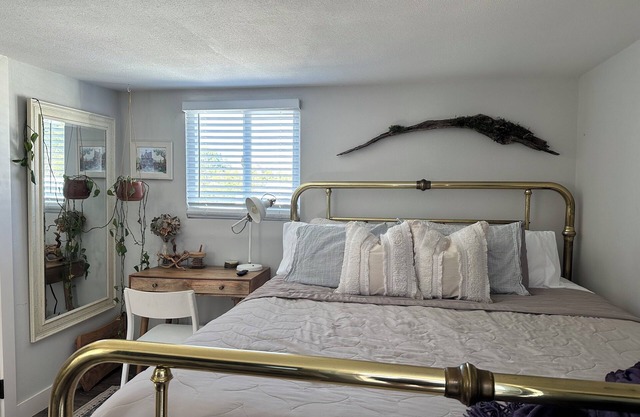 Charming studio in delightful La Mesa with WiFi, AC and Deck