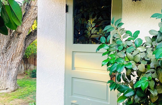 Charming studio with WiFi and AC in serene Altadena