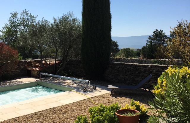 Charming villa located just minutes walk from the beautiful village of Gordes