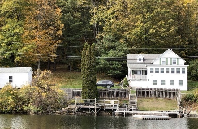 Charming year-round lakefront house with breathtaking panoramic views