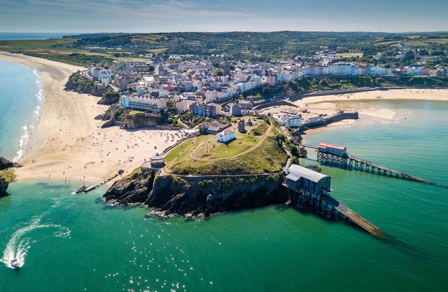 Chart House is a stunning five-storey Grade II listed town house, set in a quiet cobbled street in t